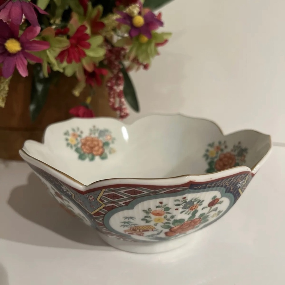Vintage Japanese Imari Ware Ceramic Ribbed Lotus Bowl Floral Dish